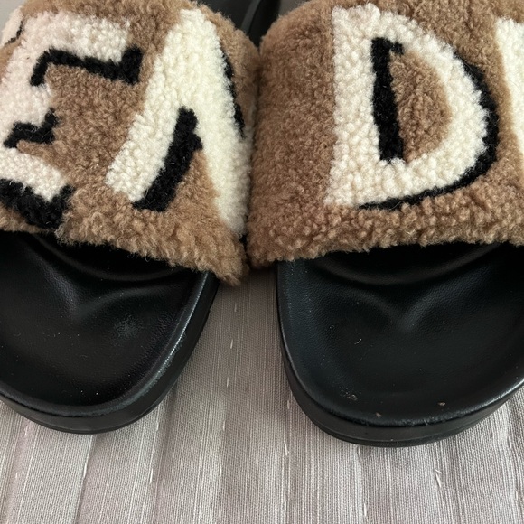 Fendi shearling slides men 7 Woman 10 - Picture 4 of 11